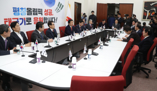 한국당 중진-상임위원장 연석회의  21일 국회에서 열린 자유한국당 중진의원-상임위원장 연석회의에 상임위원장은 대부분 참석했으나 3선 이상 중진의원은 이군현, 이명수, 강길부, 황영철 의원 등 4명이 참석했다. 2018.2.21